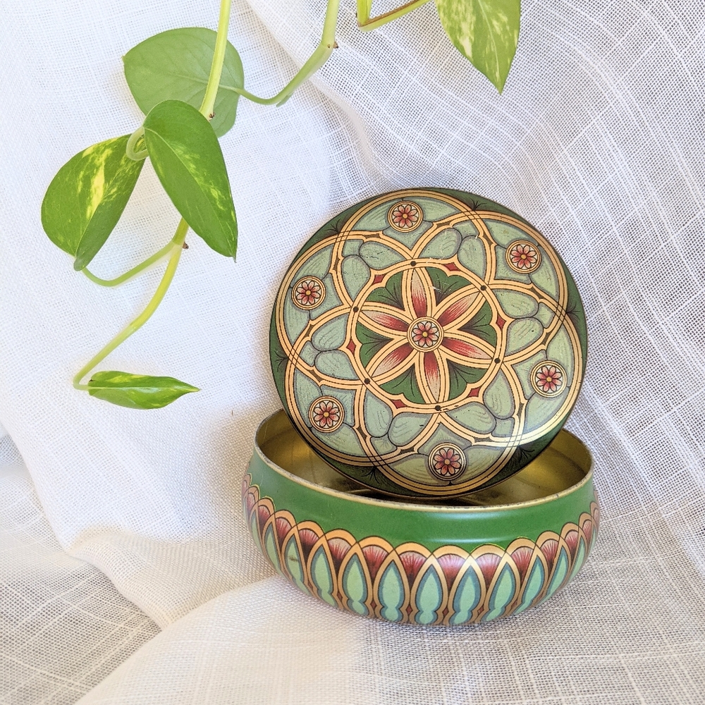Vintage round tin